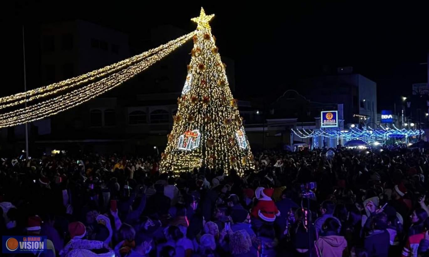 Llama Luis Felipe a visitar el Monumental Árbol Navideño en la plaza Morelos 