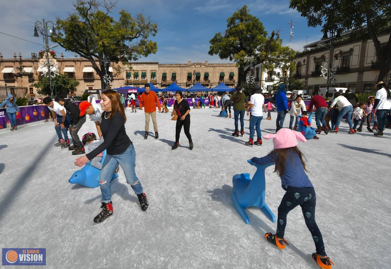 Un rotundo éxito la pista de hielo del ayuntamiento a un costado de la Catedral
