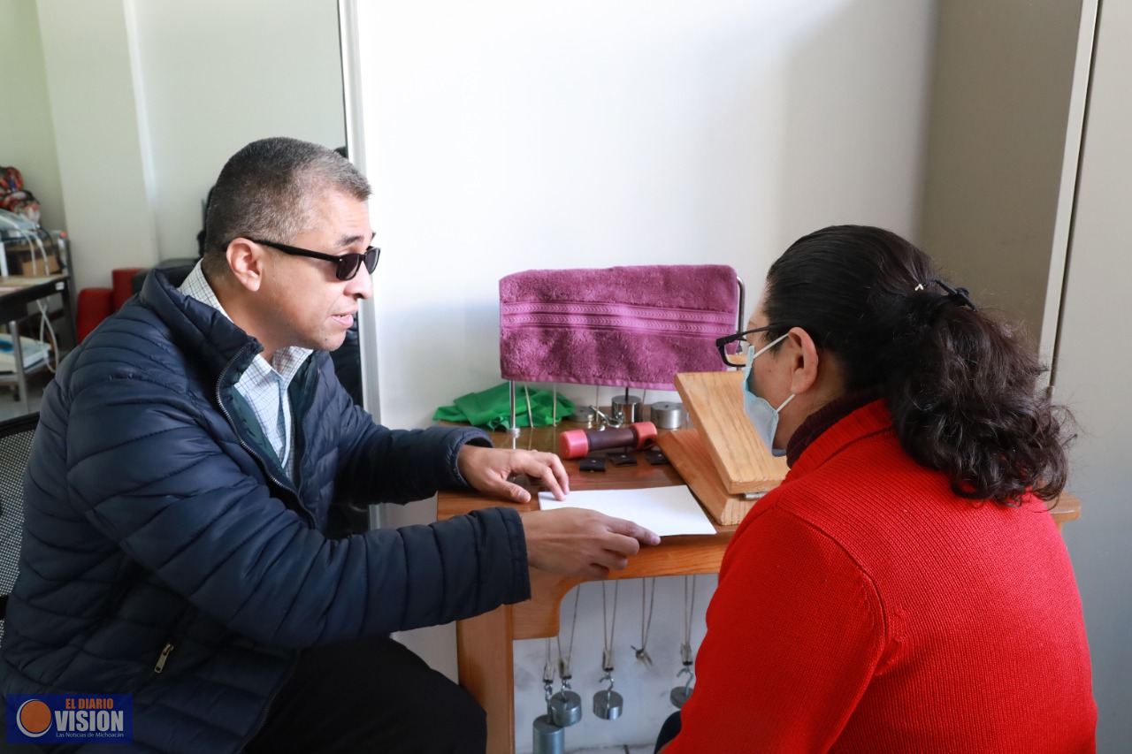 Invita DIF municipal a clases de braille y uso de bastón blanco