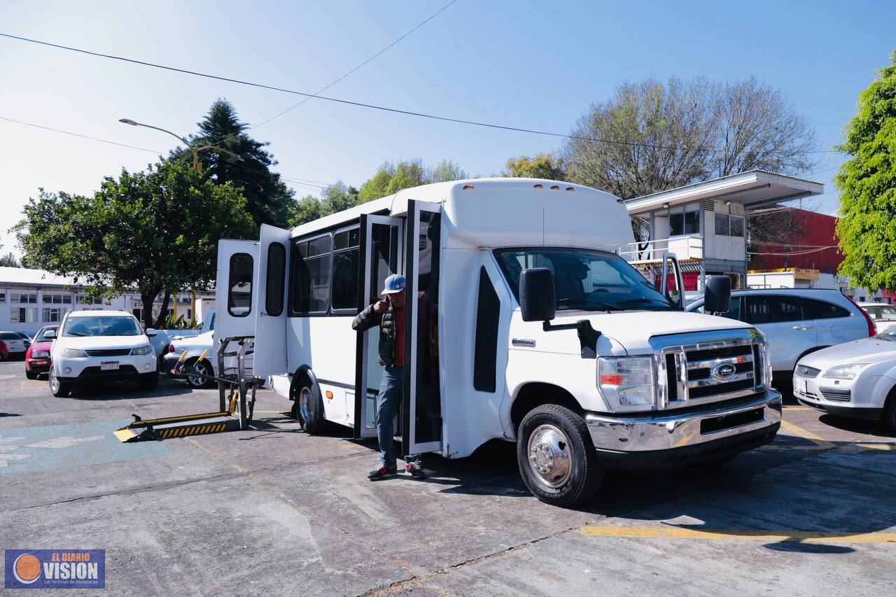 Uruapan recibe primer camión adaptado para silla de ruedas