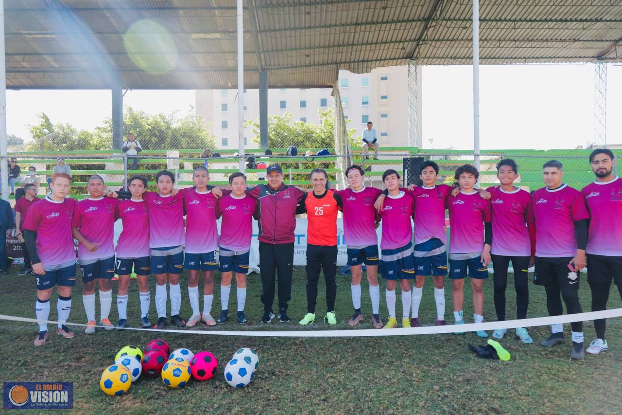 Imparte Adolfo Ríos clínica para porteros a decenas de niños y adolescentes en Uruapan