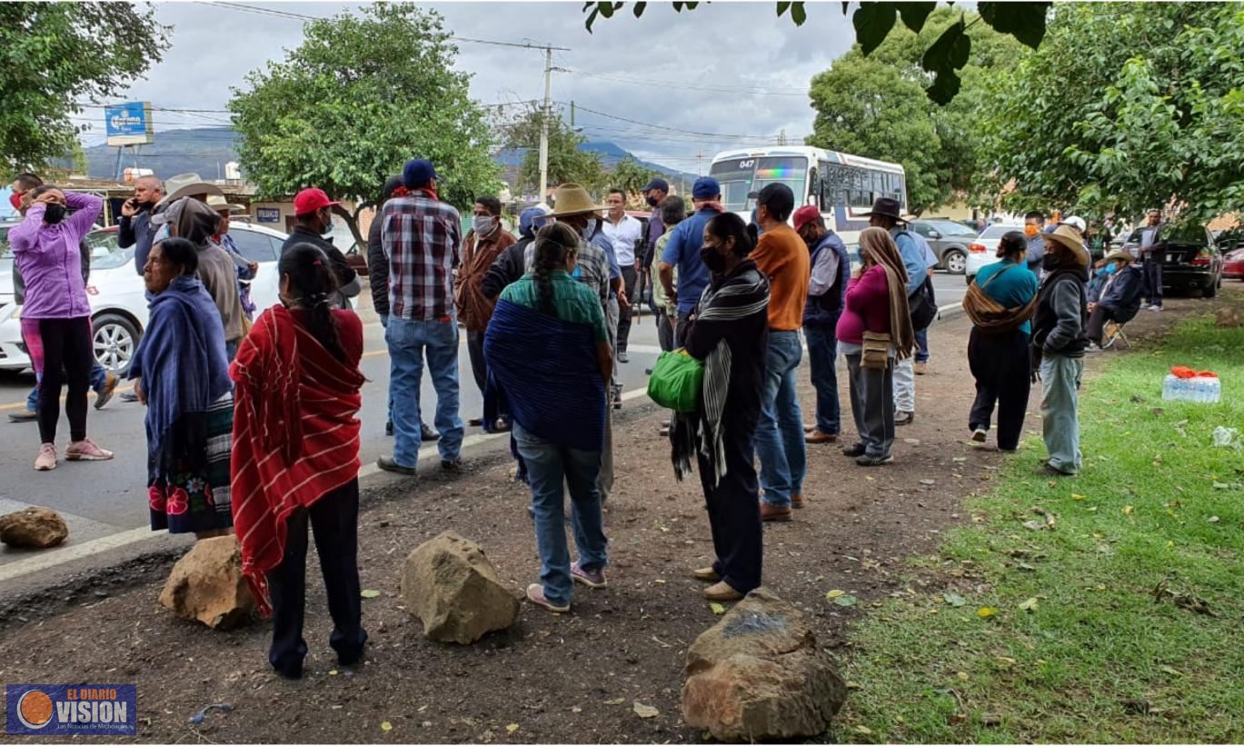 Comunidades indígenas toman carreteras por el día de la lengua materna