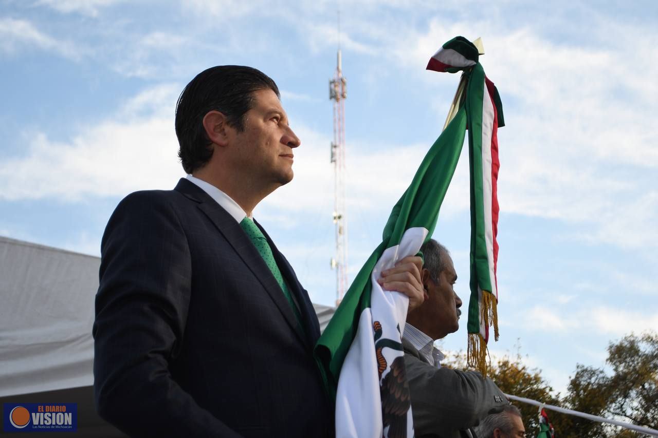 Conmemora Alfonso Martínez Día de la Bandera Mexicana