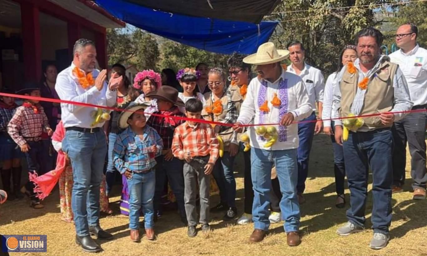 Entrega Luis Felipe León Balbanera obras del programa 