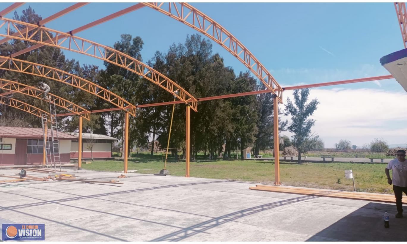 Avanza construcción de techumbre en secundaria de la Comunidad de Tariácuri