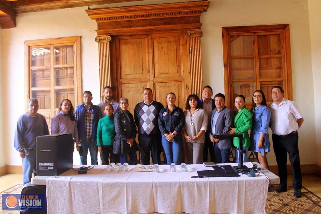 Pátzcuaro primer municipio en Michoacán que digitalizará su archivo histórico