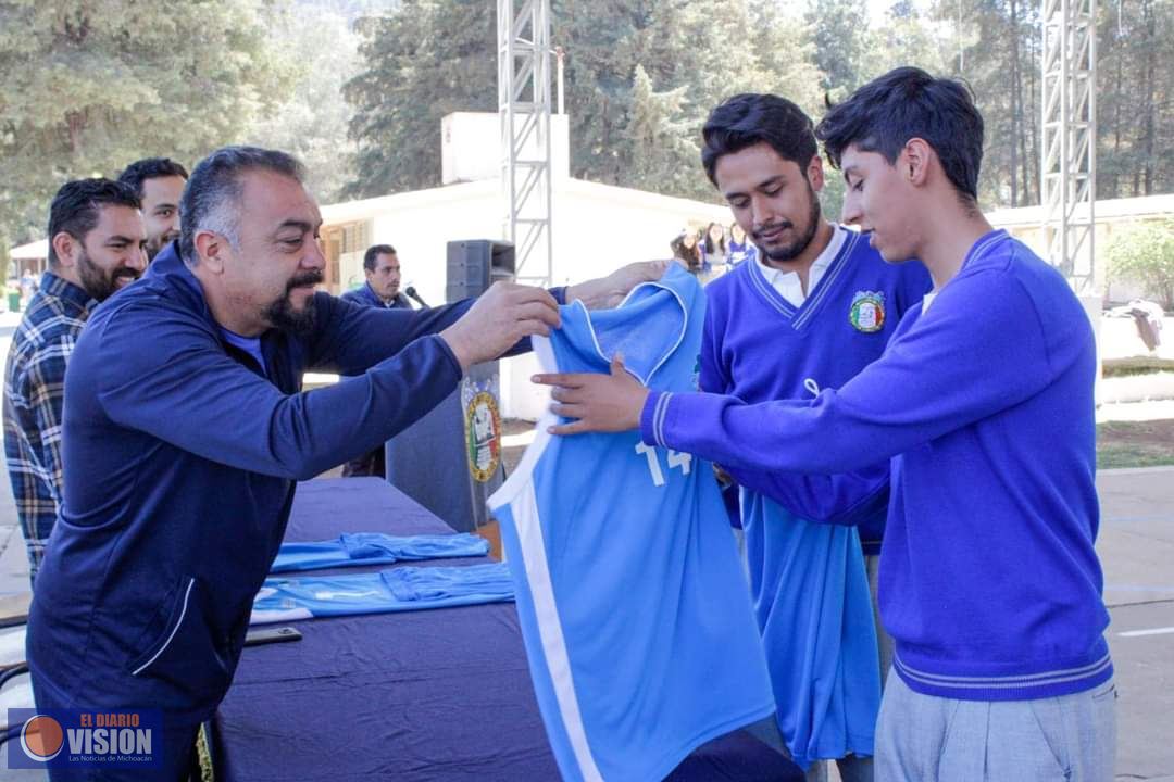 Entrega Ayuntamiento de Pátzcuaro uniformes deportivos a Preparatoria Felipe Carrillo Puerto