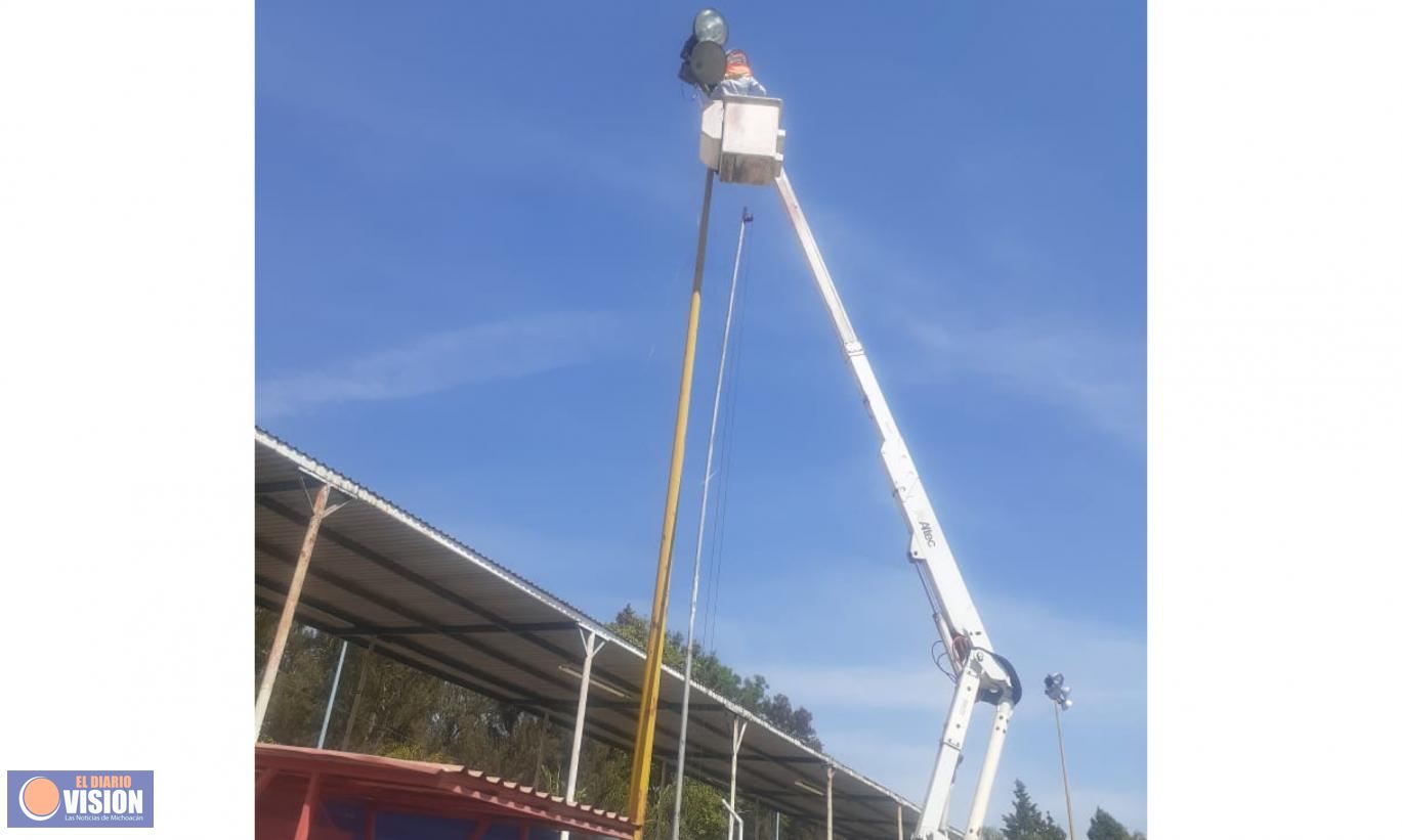 Avanza la renovación de las luminarias del Estadio Municipal de Zacapu
