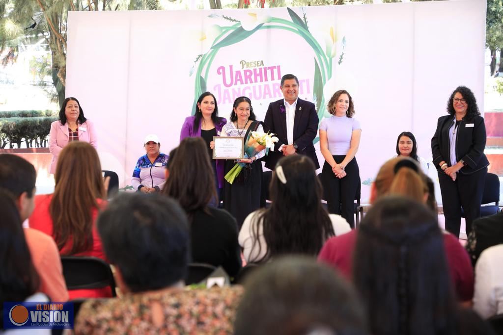 Entrega Nacho Campos Presea Uarhiti Janguarhiti a María Guadalupe Vega Alfaro