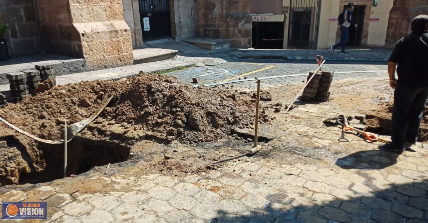 OOAPAS repara fuga en el Centro Histórico de Morelia