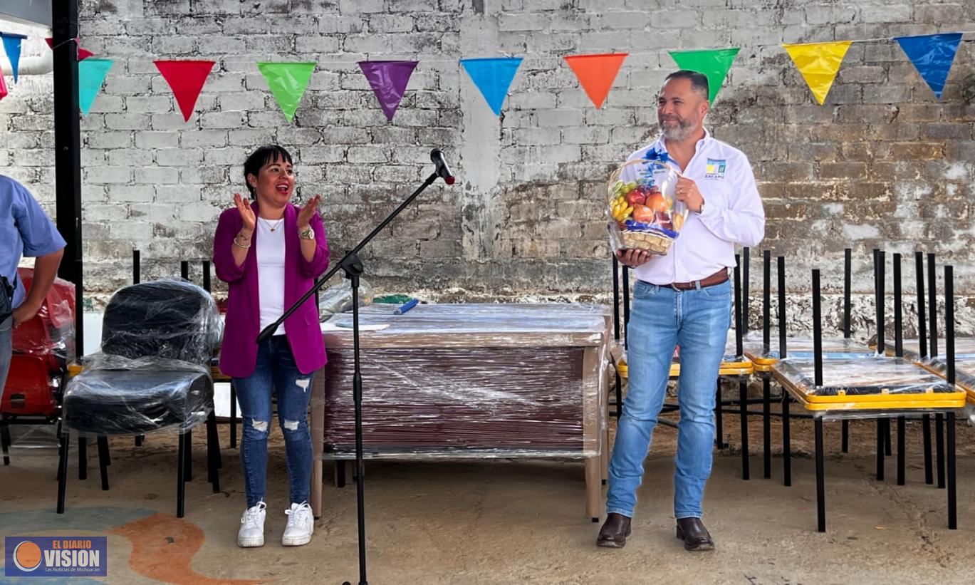 Alcalde entrega mobiliario escolar en jardín de niños 