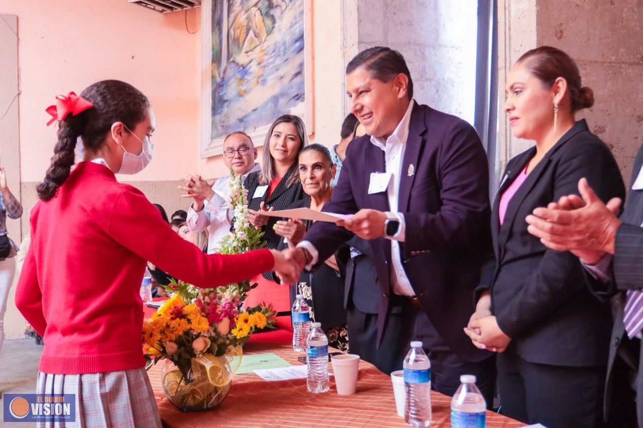 Entrega Nacho Campos mobiliario y material didáctico a la primaria Juan Delgado
