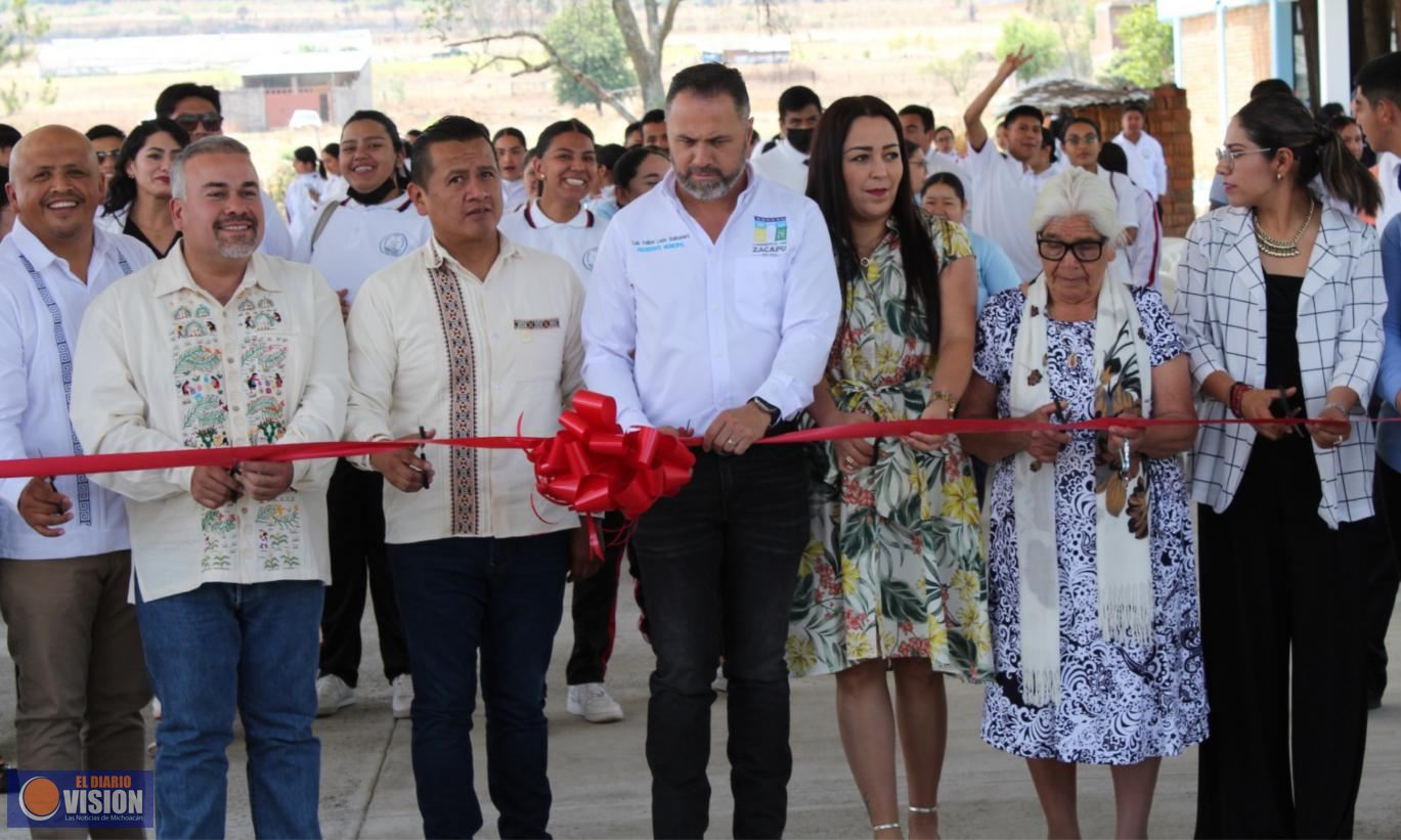 Luis Felipe León Balbanera, inaugura techumbre en Esc. de Enfermería “Primo Tapia”