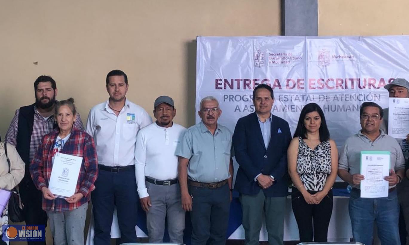 Entrega de 49 escrituras a familias de las colonias Tepacuas y Carlos Gálvez Betancourt