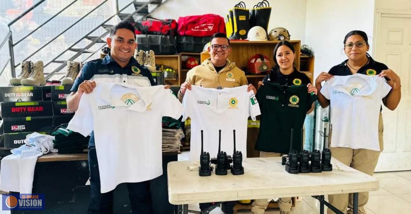 Alfredo Arroyo Arroyo, entrega uniformes a Protección Civil Municipal