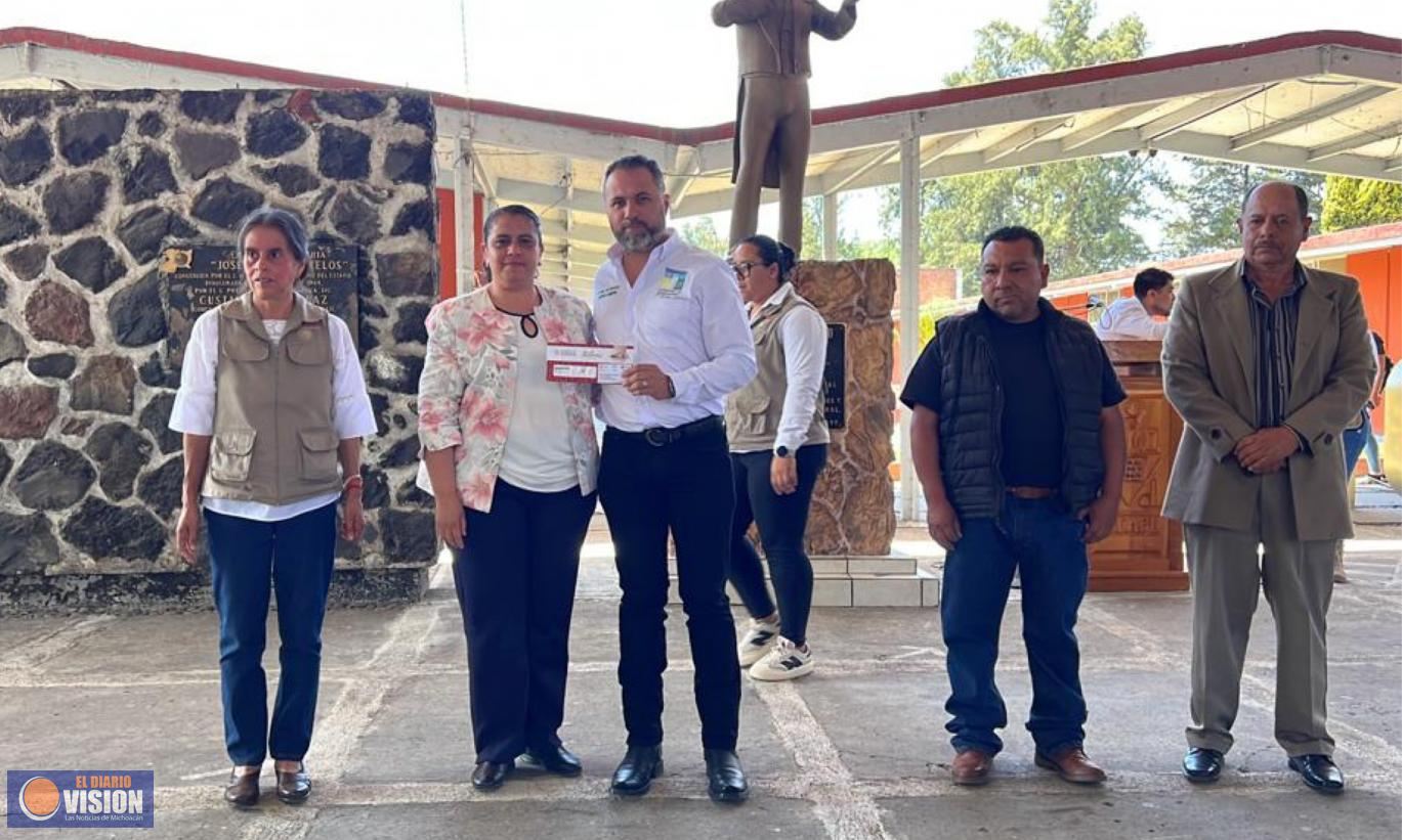 Entregan tarjetas del programa La Escuela es Nuestro en Zacapu 