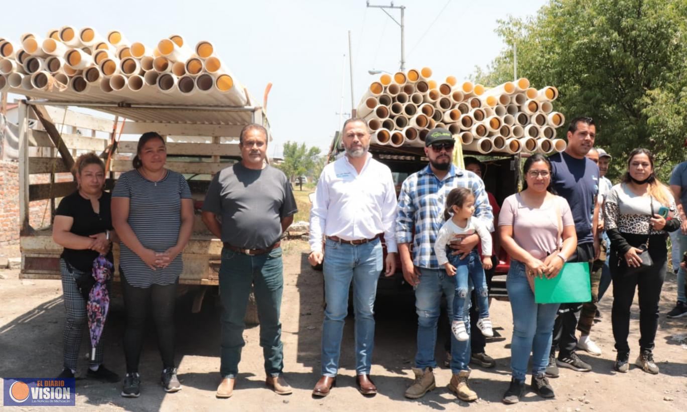 Alcalde Balbanera, realiza entrega de donación de tubería PVC, de Cantabria