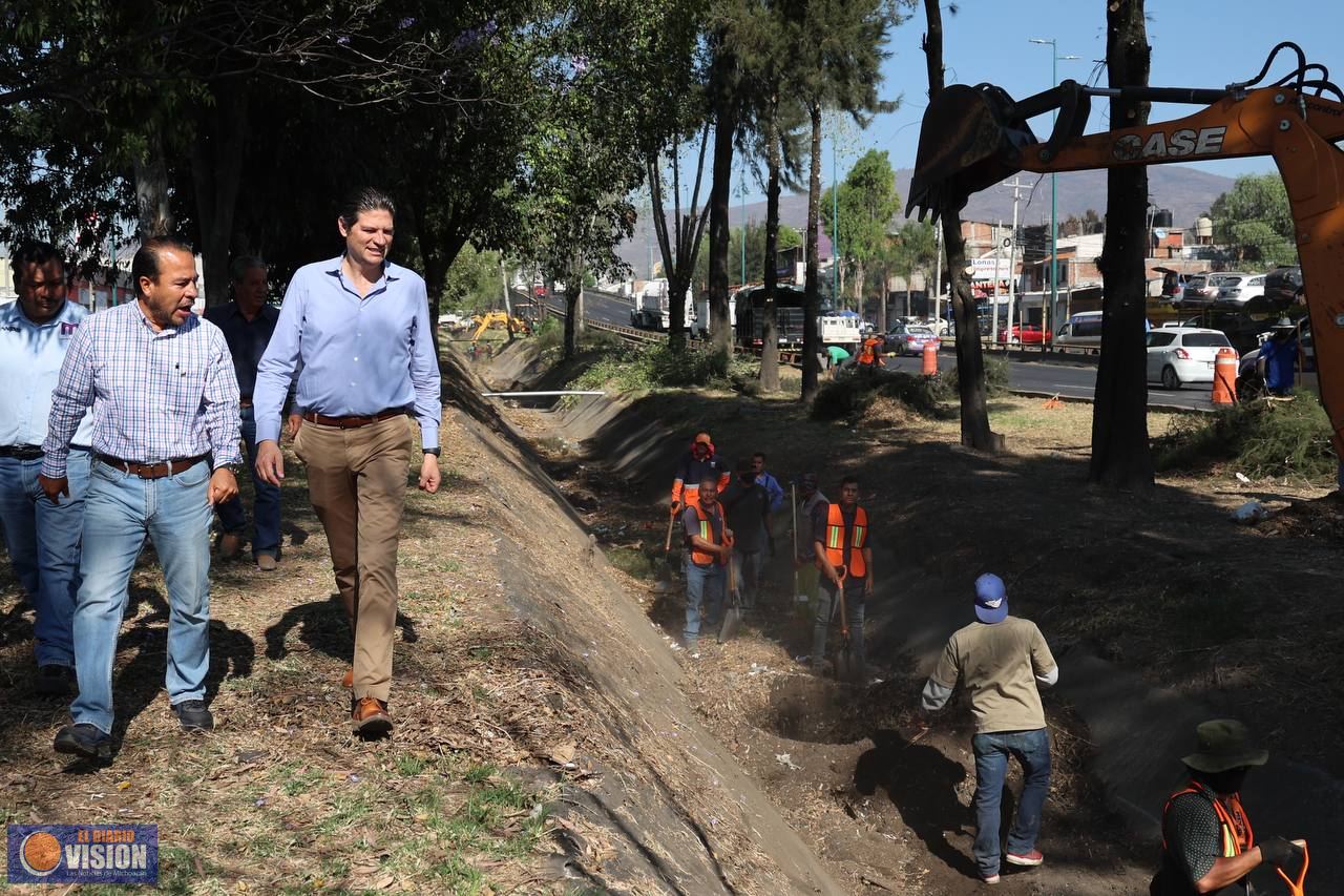 Alfonso Martínez instruye limpieza preventiva en dren al Norte de Morelia