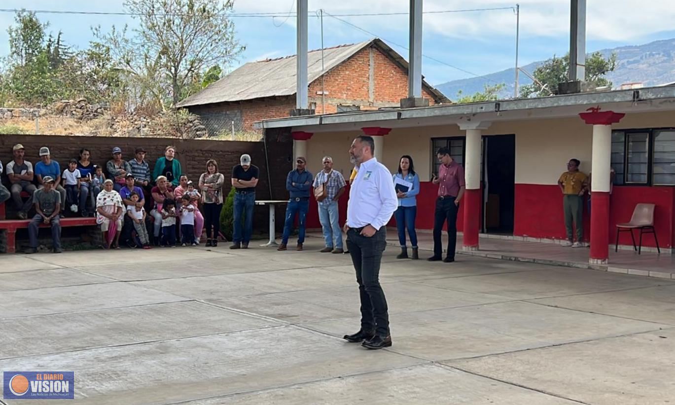 Alcalde realiza visita a la comunidad de la Eréndira