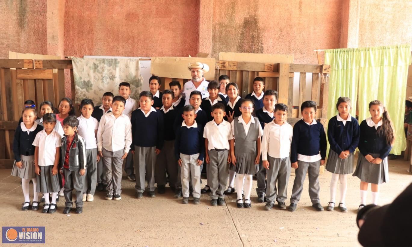 Visita Luis Felipe León Balbanera, la escuela primaria bilingüe de la comunidad de Naranja