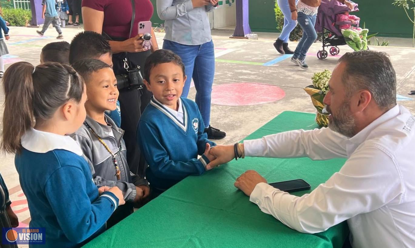 León Balbanera, continúa trabajando en la mejora de condiciones de áreas educativas
