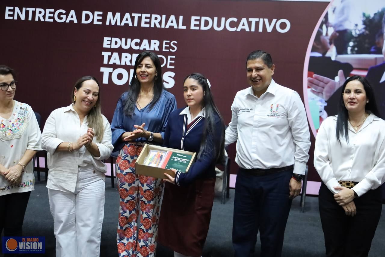 Entregan Nacho Campos y Grisel Tello material educativo por más de 6 mdp a escuelas de Uruapan