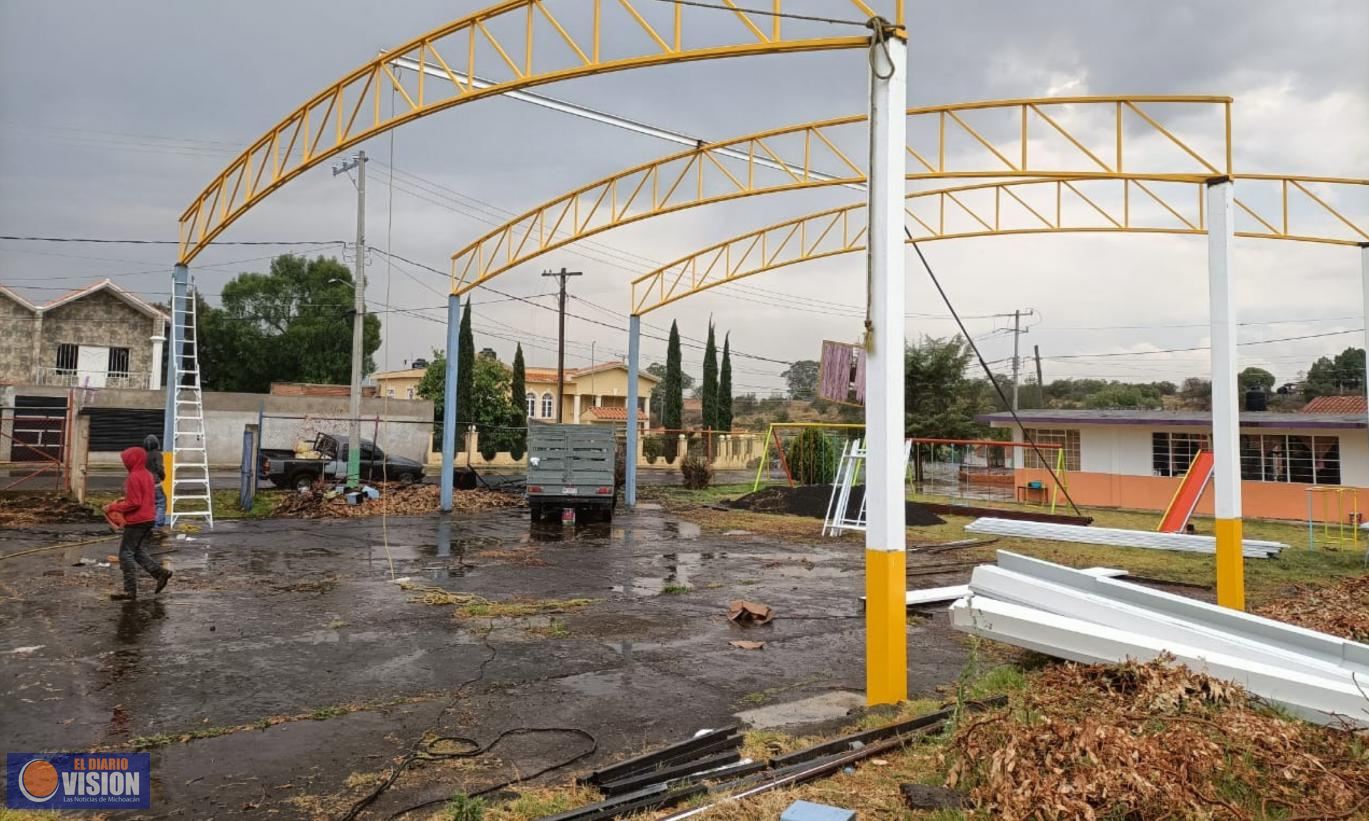 Avanza techado metálico en Jardín de niños Lázaro Cárdenas en la comunidad de La Virgen