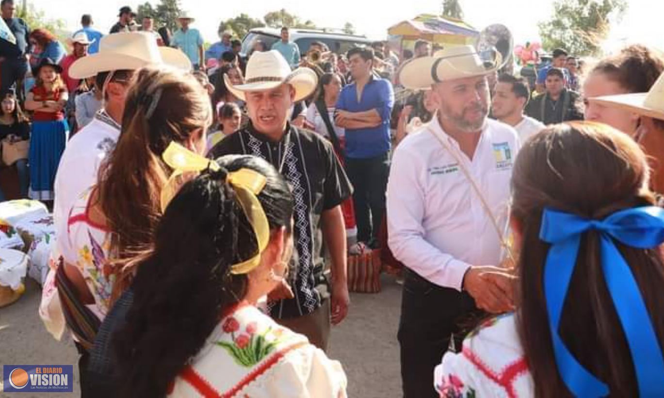 Asiste Luis Felipe a las festividades en honor a la Virgen del Rosario en Tiríndaro