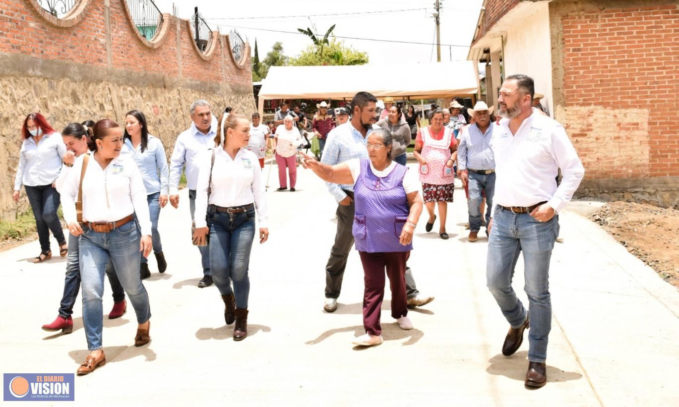 Inauguran obra de pavimento hidráulico en comunidad de Las Canoas