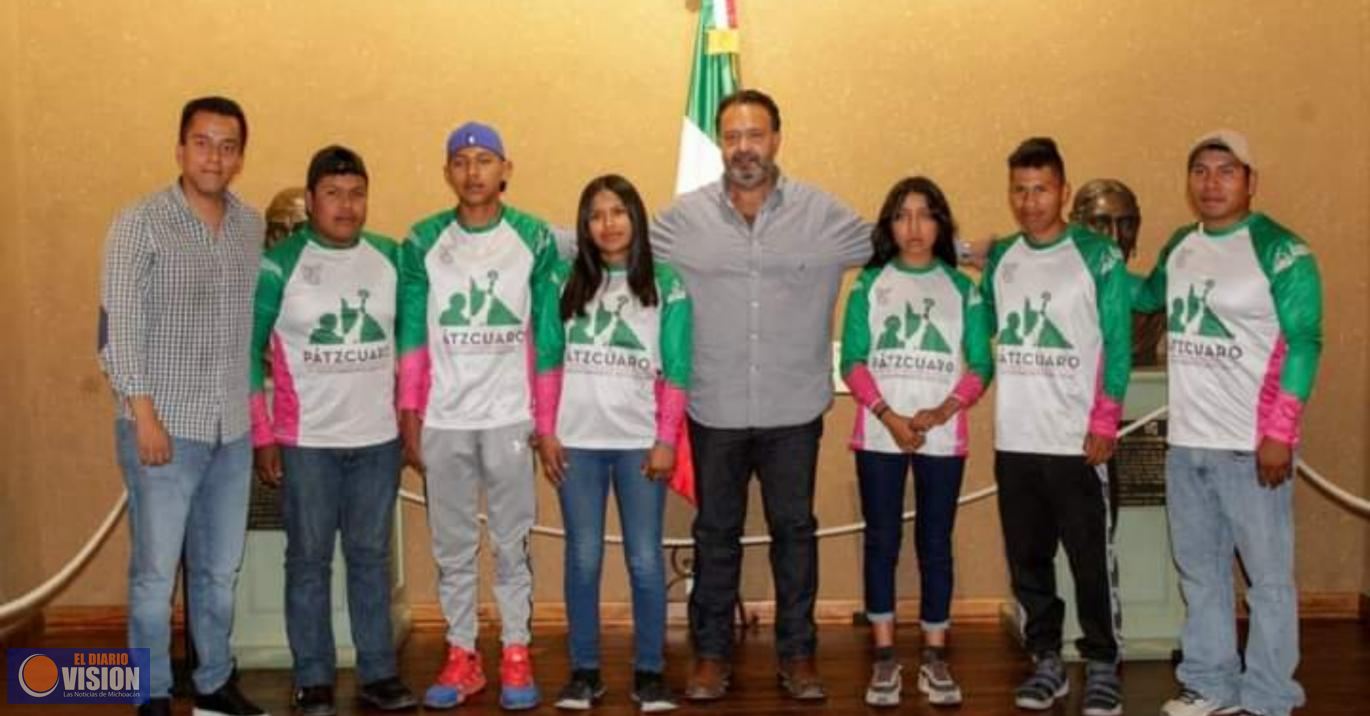 Recibe Julio Arreola, al equipo de Canotaje, que participará en el Torneo Nacional en Jalisco