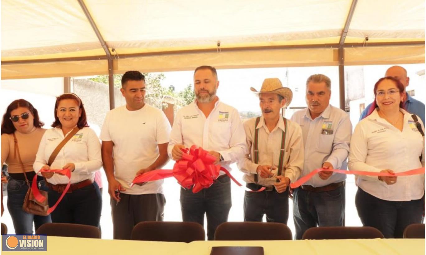 Inaugura León Balbanera, obra de pavimento hidráulico en Lomas Jardín