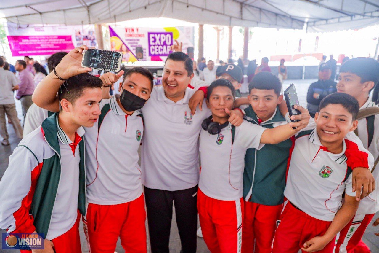 Esfuerzo y pasión, pide Nacho Campos a jóvenes uruapenses