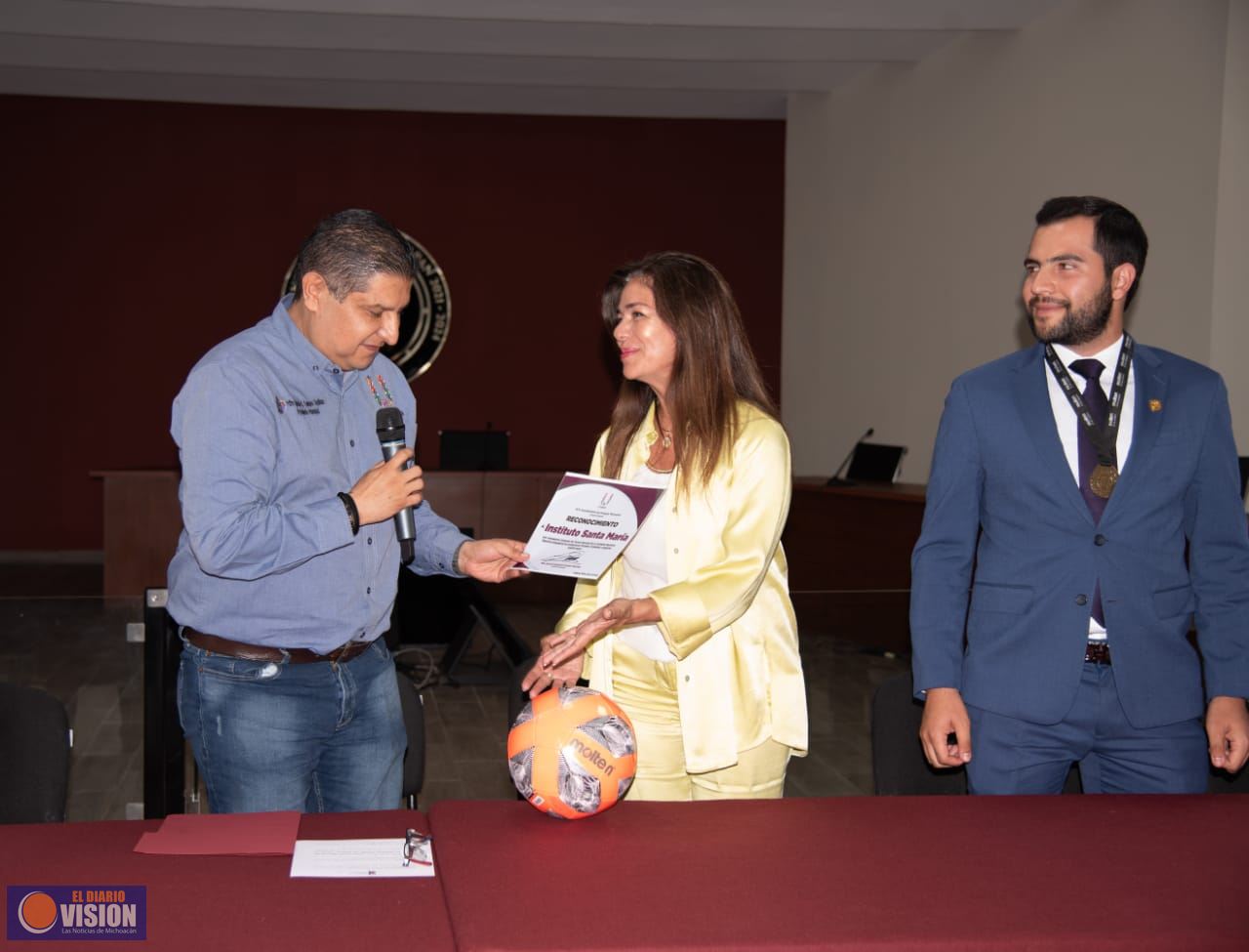 Entrega Nacho Campos reconocimiento al Instituto Santa María por campeonato nacional de futbol 