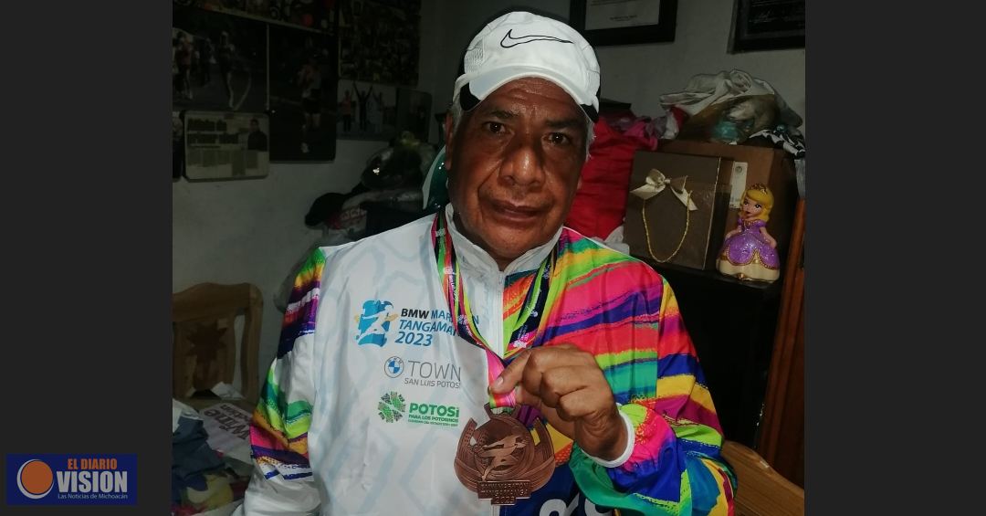 Atleta uruapense gana medalla en maratón internacional
