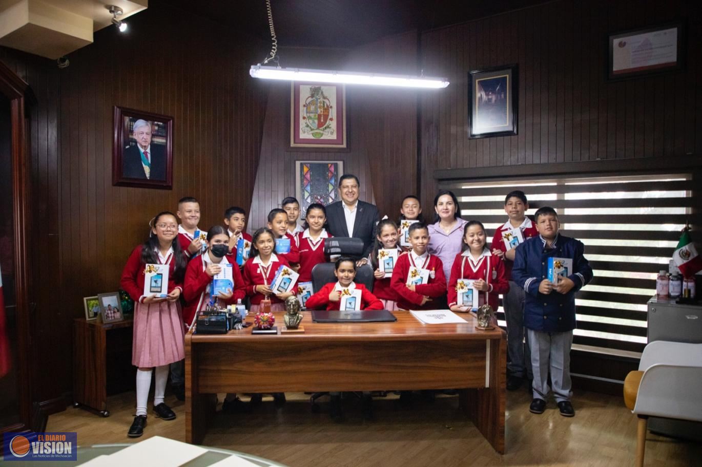 Nacho Campos premia a ganadores del Cabildo Infantil de Uruapan