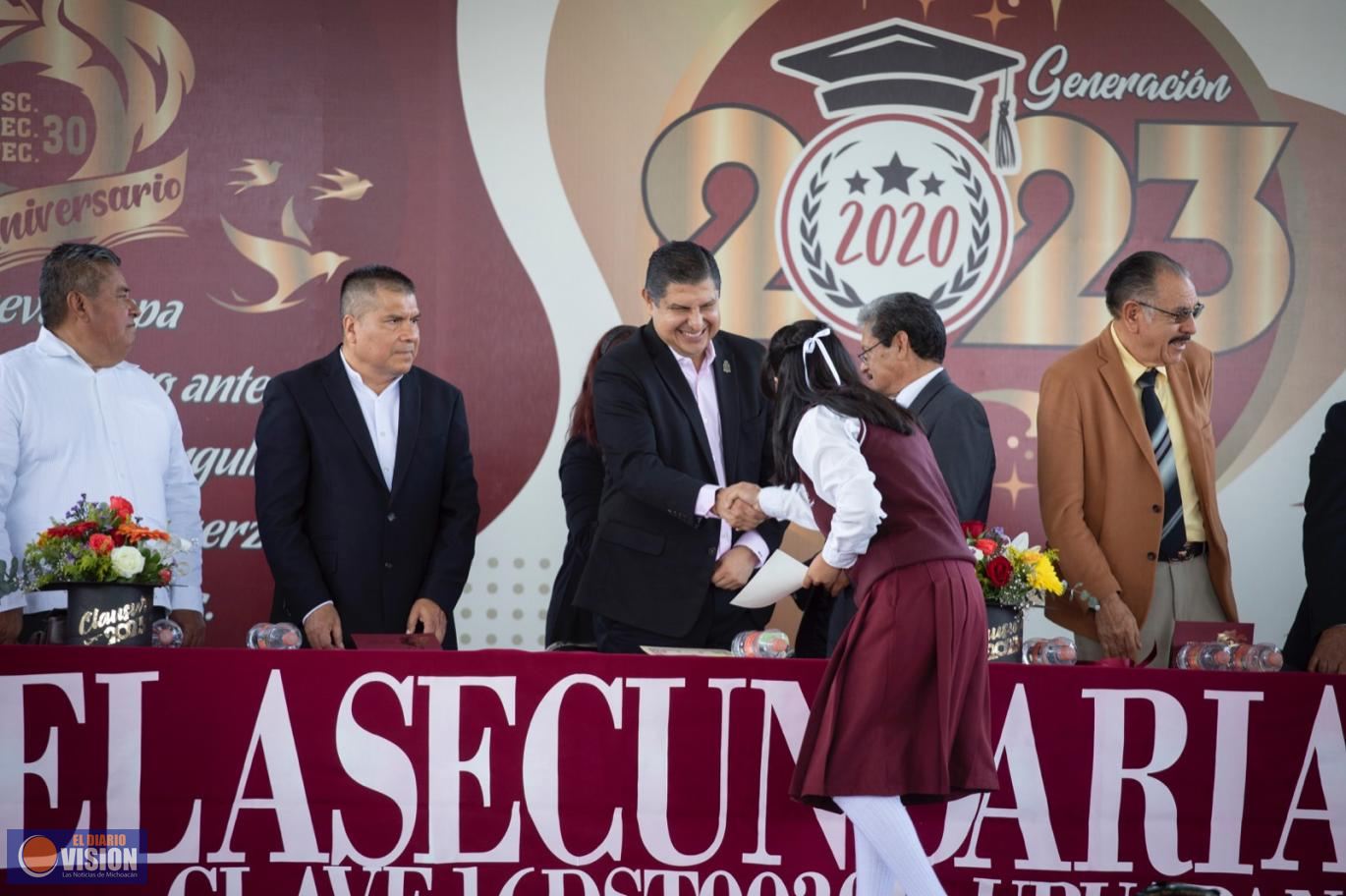 Acompaña Nacho Campos a 380 alumnos que se graduaron de la ETI 30