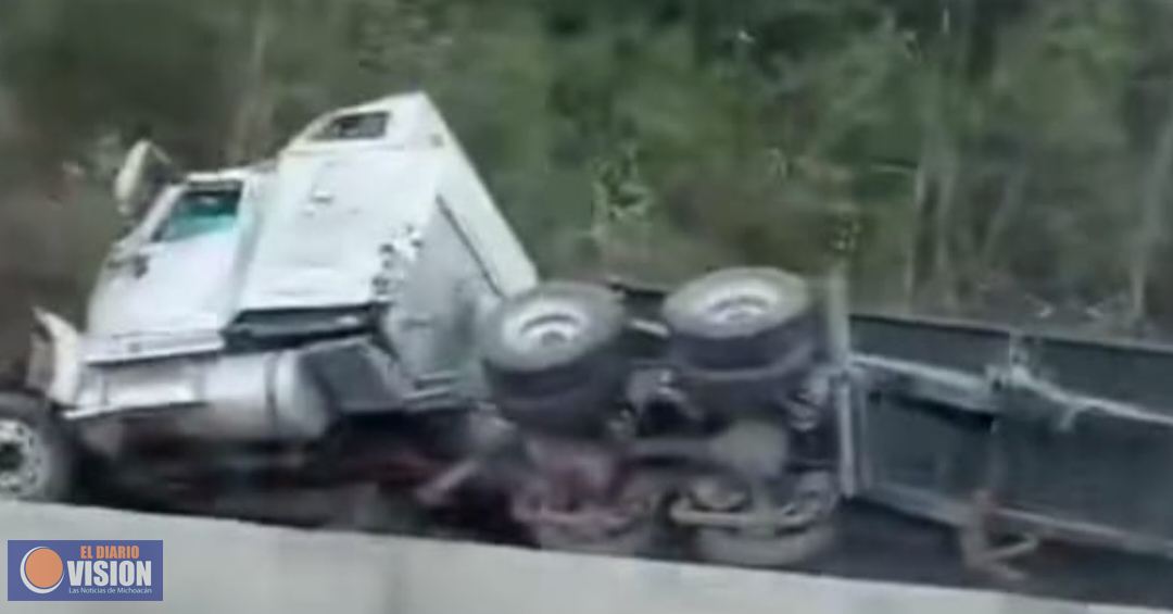 Se accidenta tráiler en la Morelia-Pátzcuaro; chofer queda herido