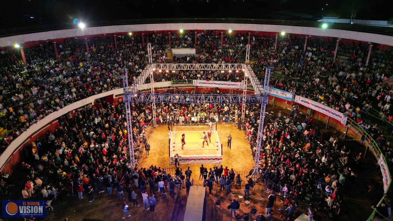 Función estelar de lucha libre reúne a más de 8 mil uruapenses 