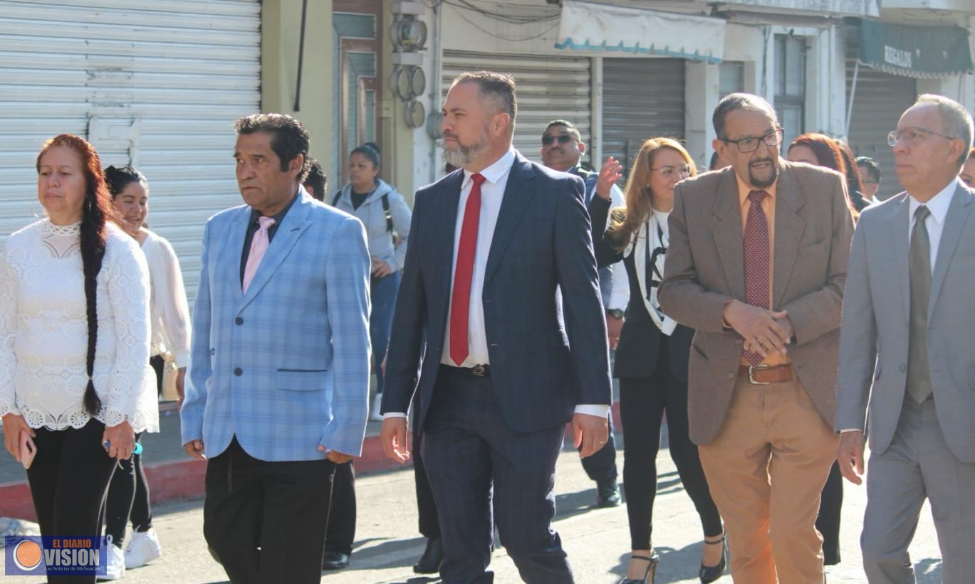 Encabeza León Balbanera, desfile y acto cívico con motivo del Día de la Bandera