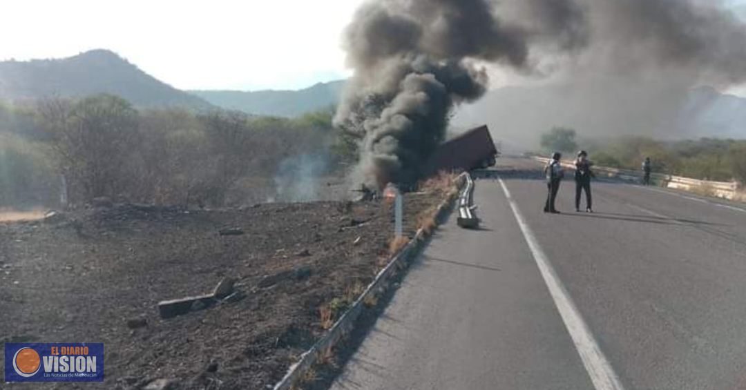 Trailer se incendió, tras accidente en la Siglo XXI