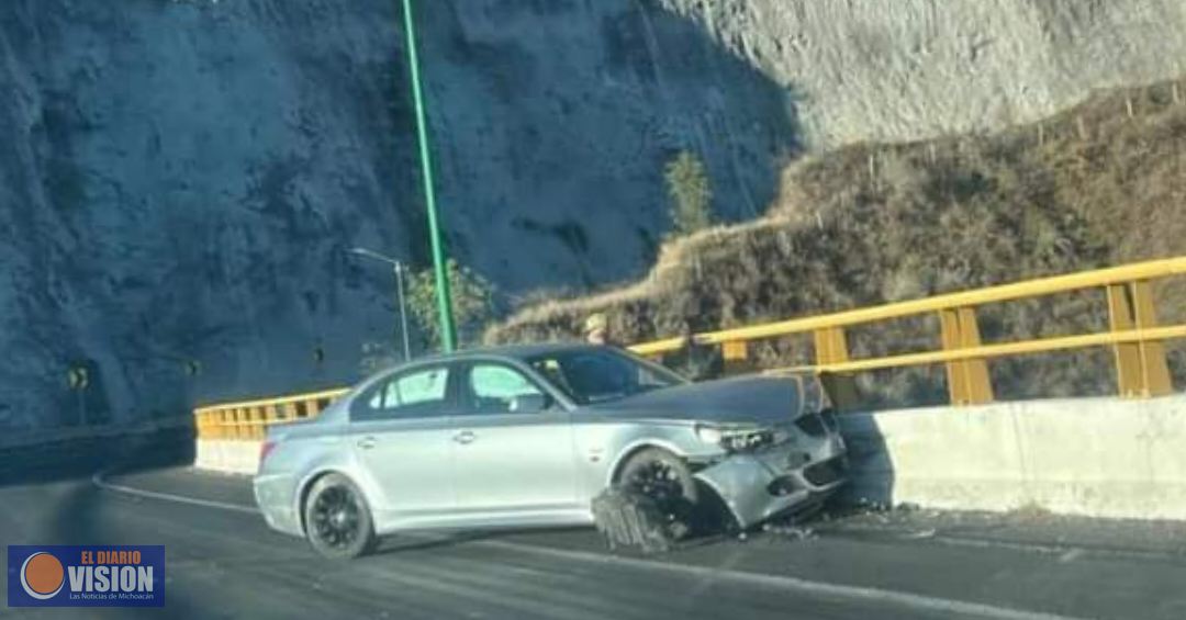 Auto choca contra objeto fijo en Ramal Camelinas