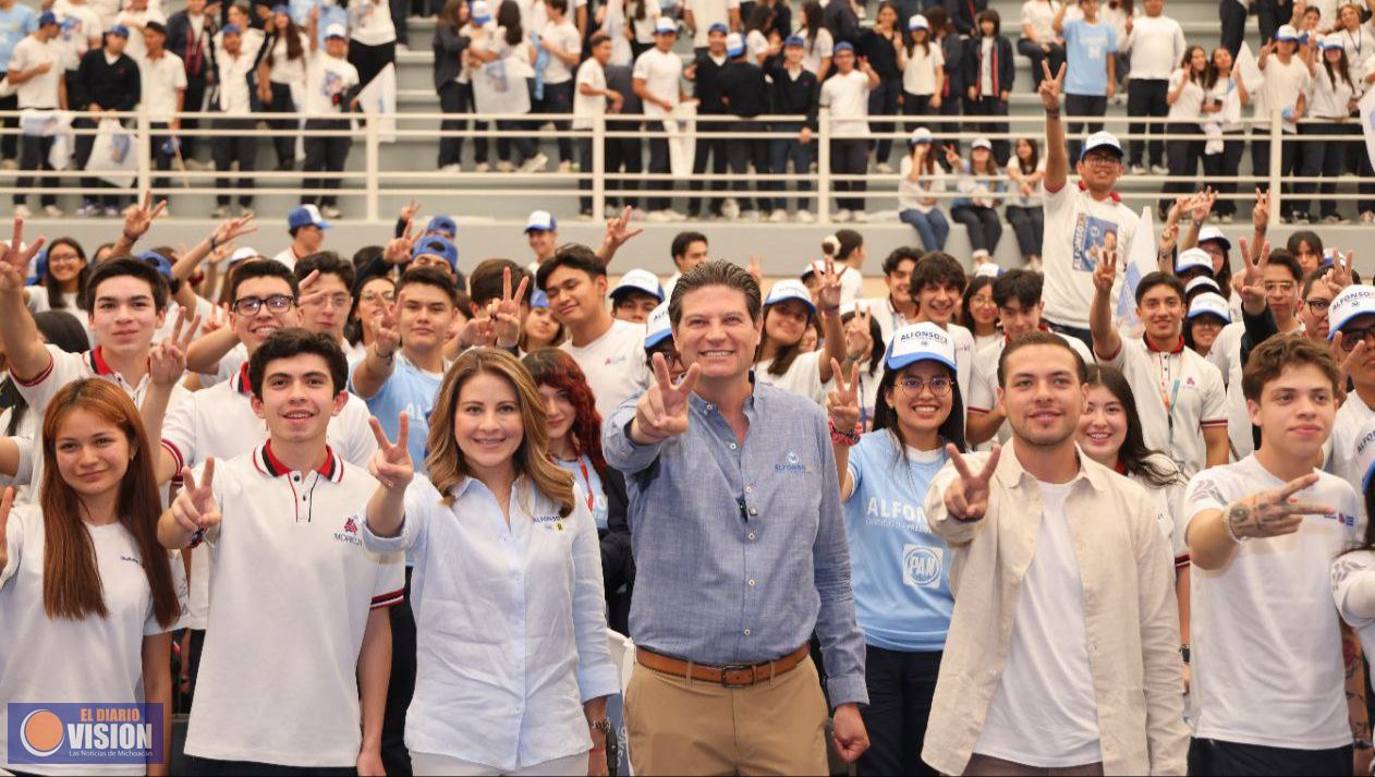 Jóvenes arropan con su alegría y entusiasmo a Alfonso