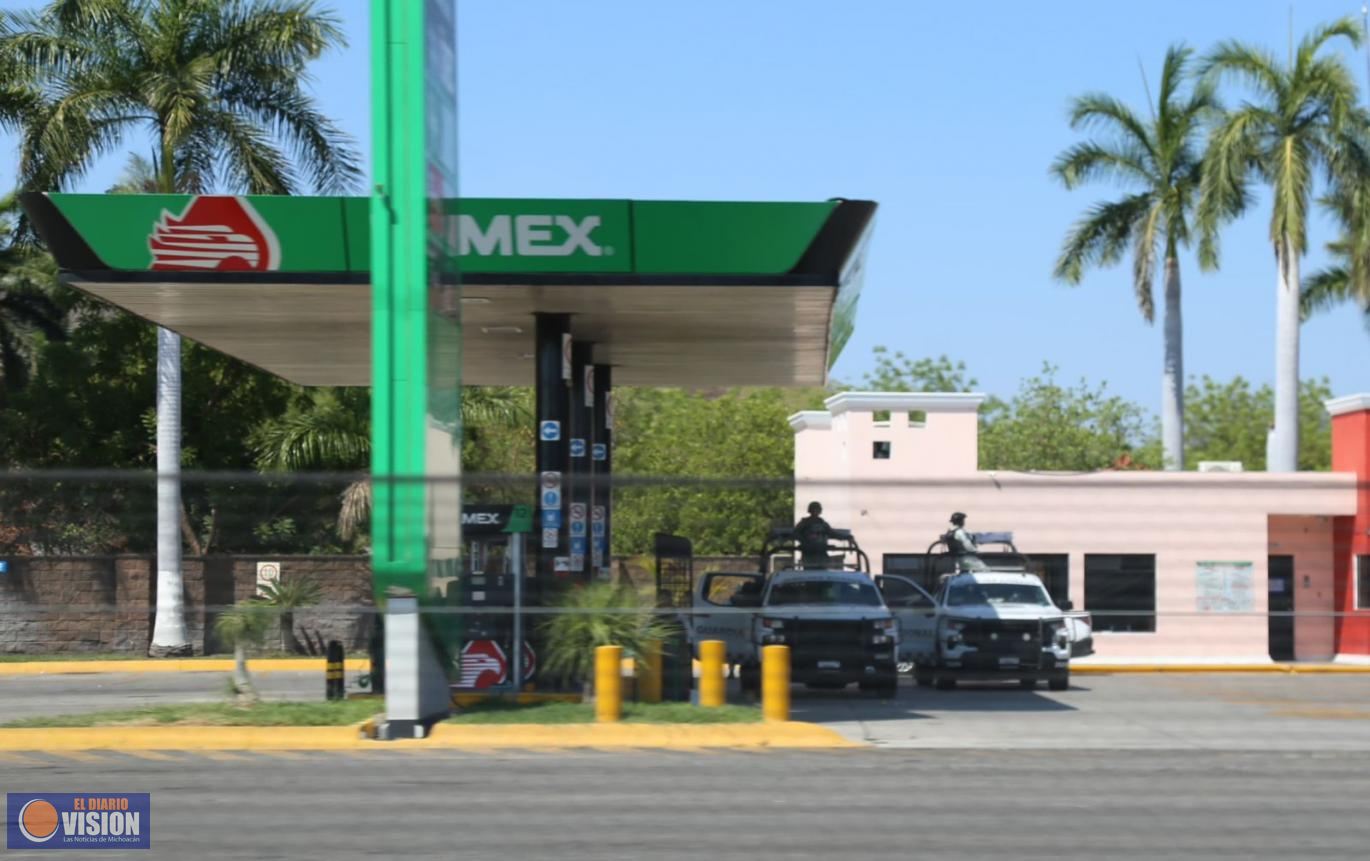 Agentes federales y estatales, garantizan seguridad en el abasto de combustible en Apatzingán