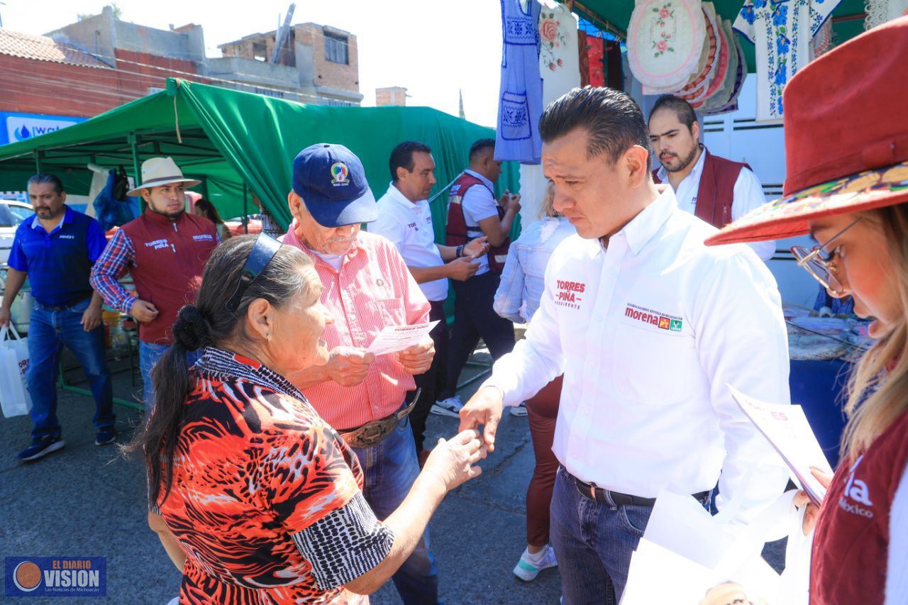 Afianza Torres Piña respaldo de comerciantes en el Mercado Mártires de Uruapan, en Morelia
