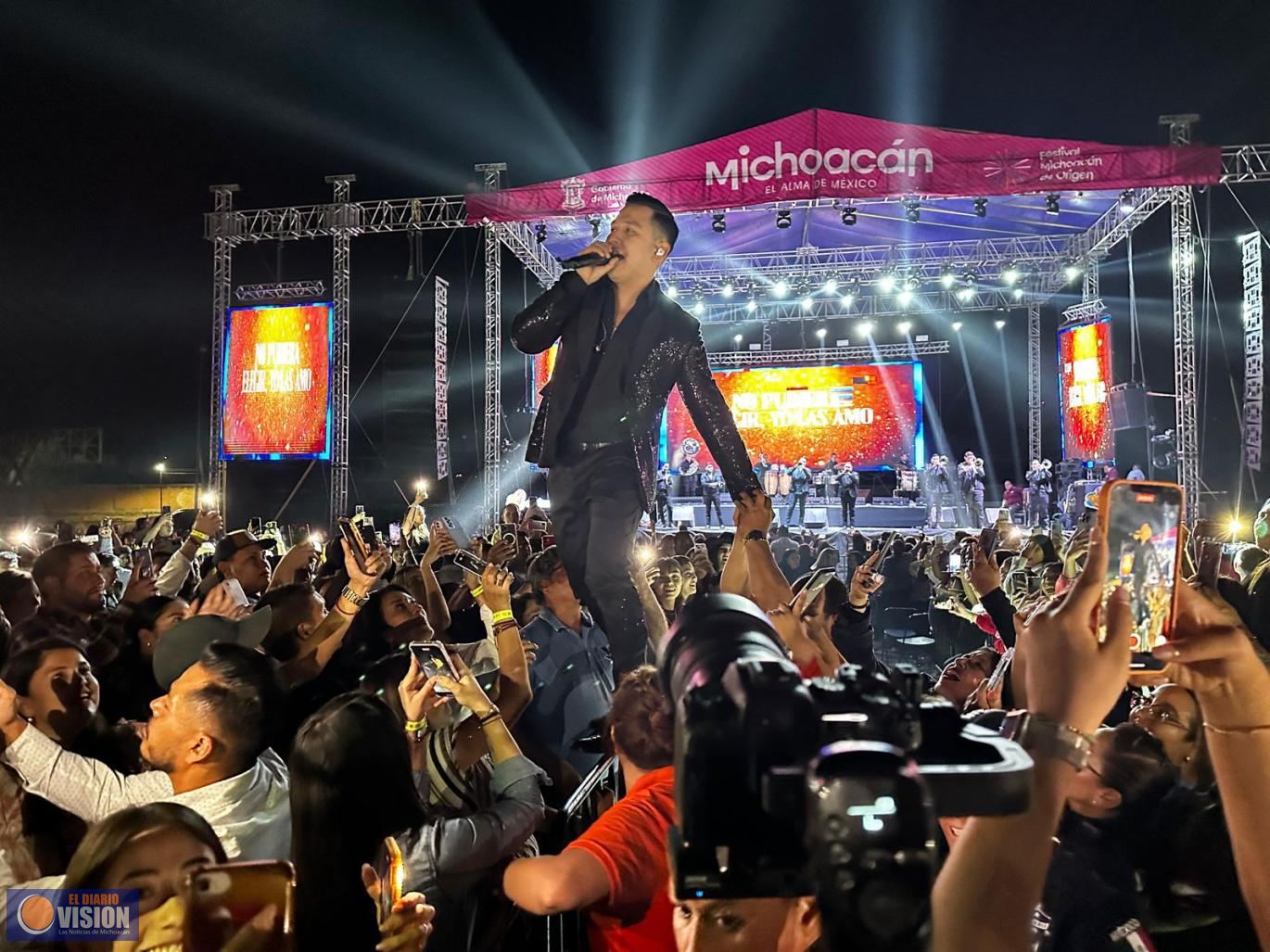 Éxito total, más de 25 mil cantaron con La Arrolladora en el Festival Michoacán de Origen