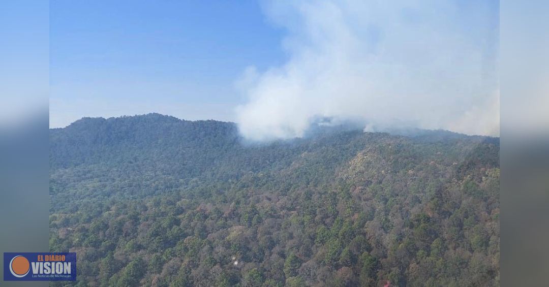 Por aire y tierra combaten incendio forestal en Pátzcuaro-Salvador Escalante