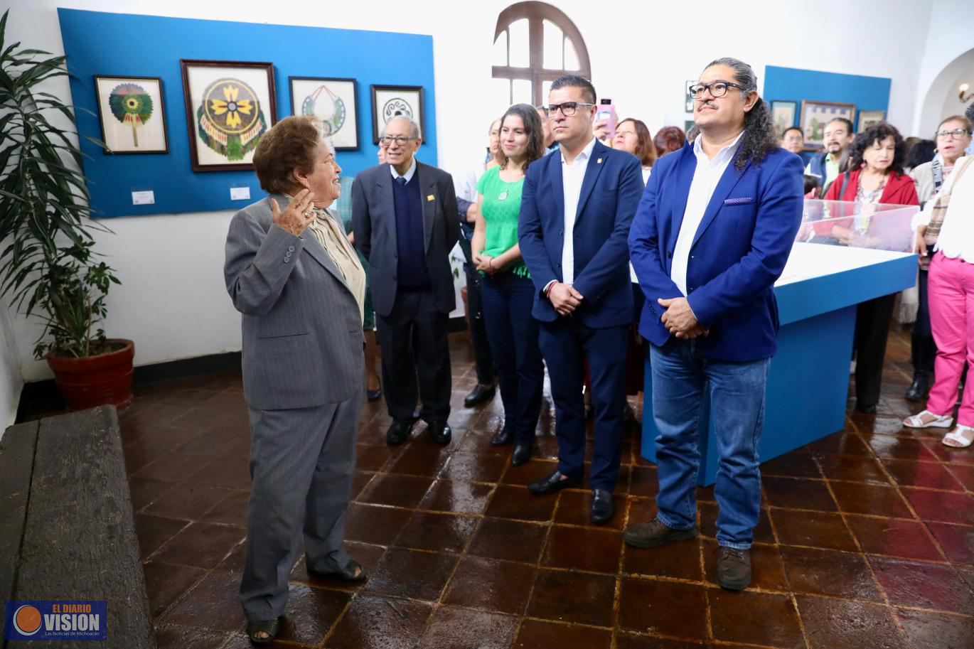 UMSNH recibe donación de colección de Arte Plumaria de la maestra Yolanda Sereno