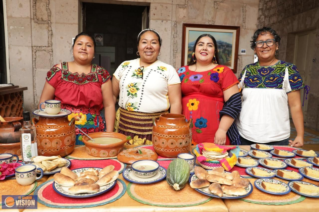 Atole de cempasúchil, tradición de muertos que disfrutan los vivos en Michoacán