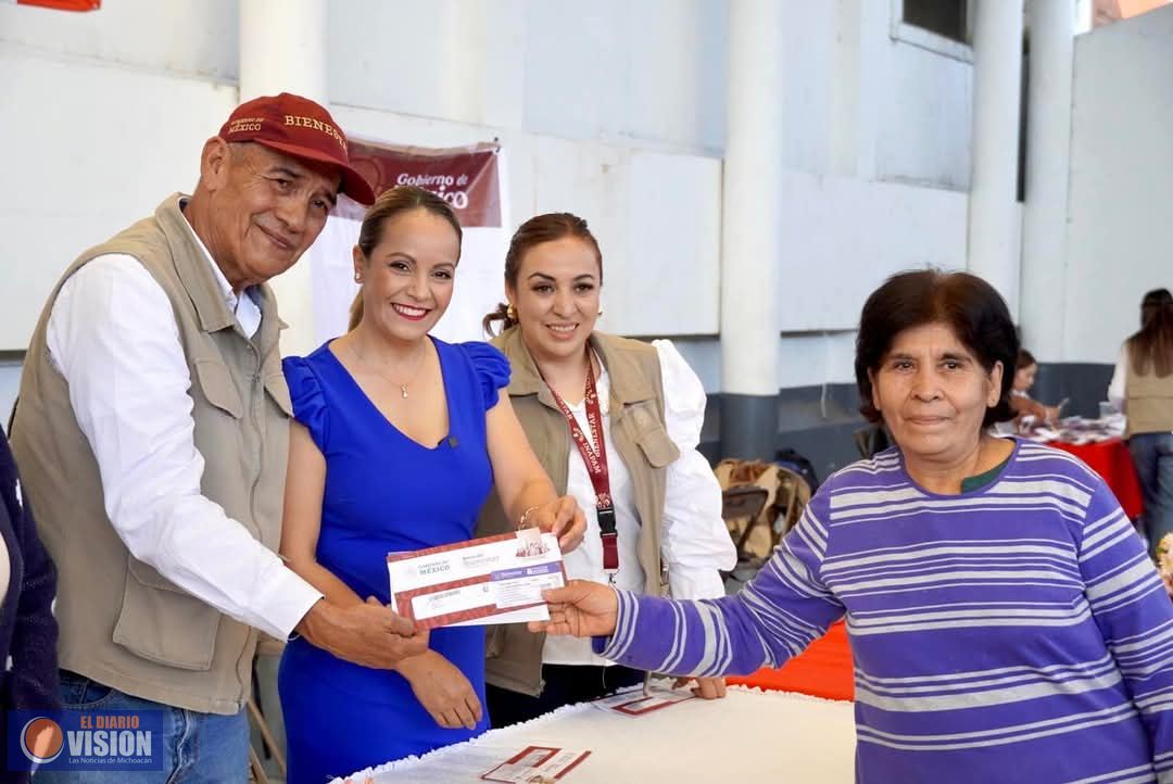 Entregan tarjetas Bienestar a mujeres de 63 y 64 años en Turicato 