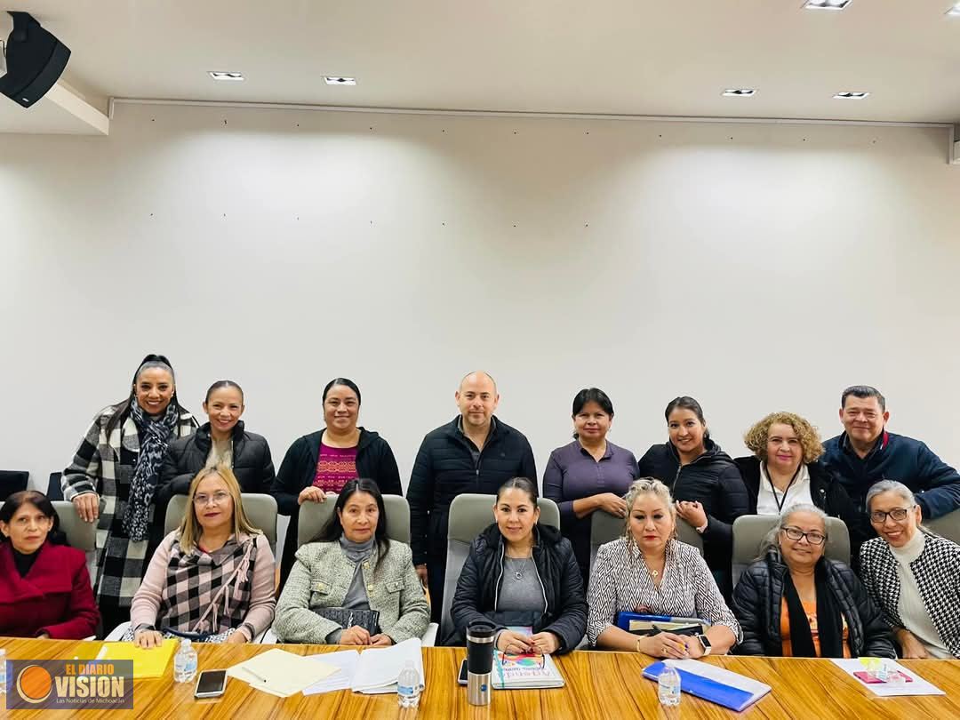 Sostiene Eric Gaona García audiencia con directoras y directores de la zona escolar 046